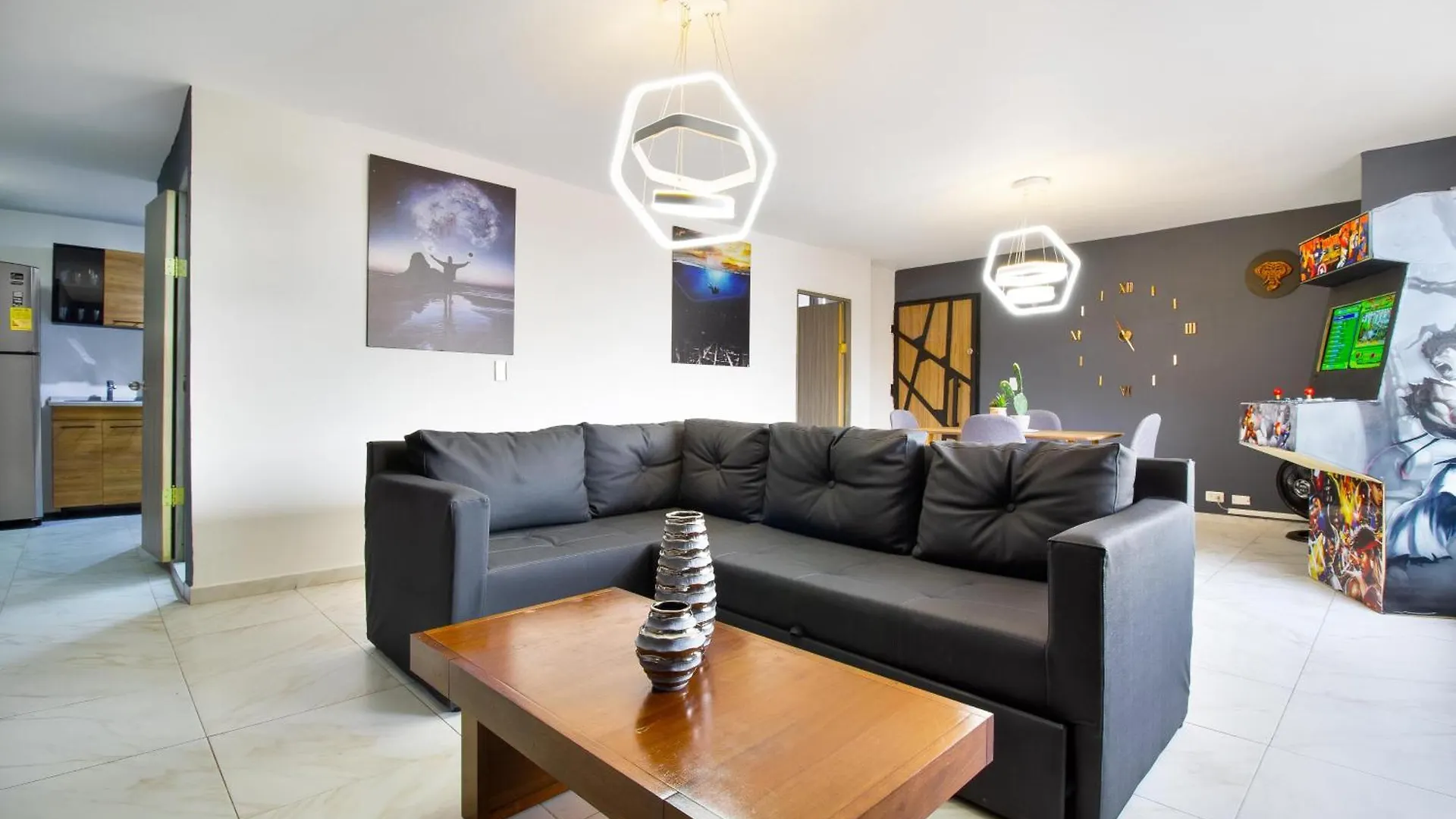 3 Bedroom Apartment, With Arcade Machine - 1 Block From Lleras Park P7 메딜린 0*,  콜롬비아