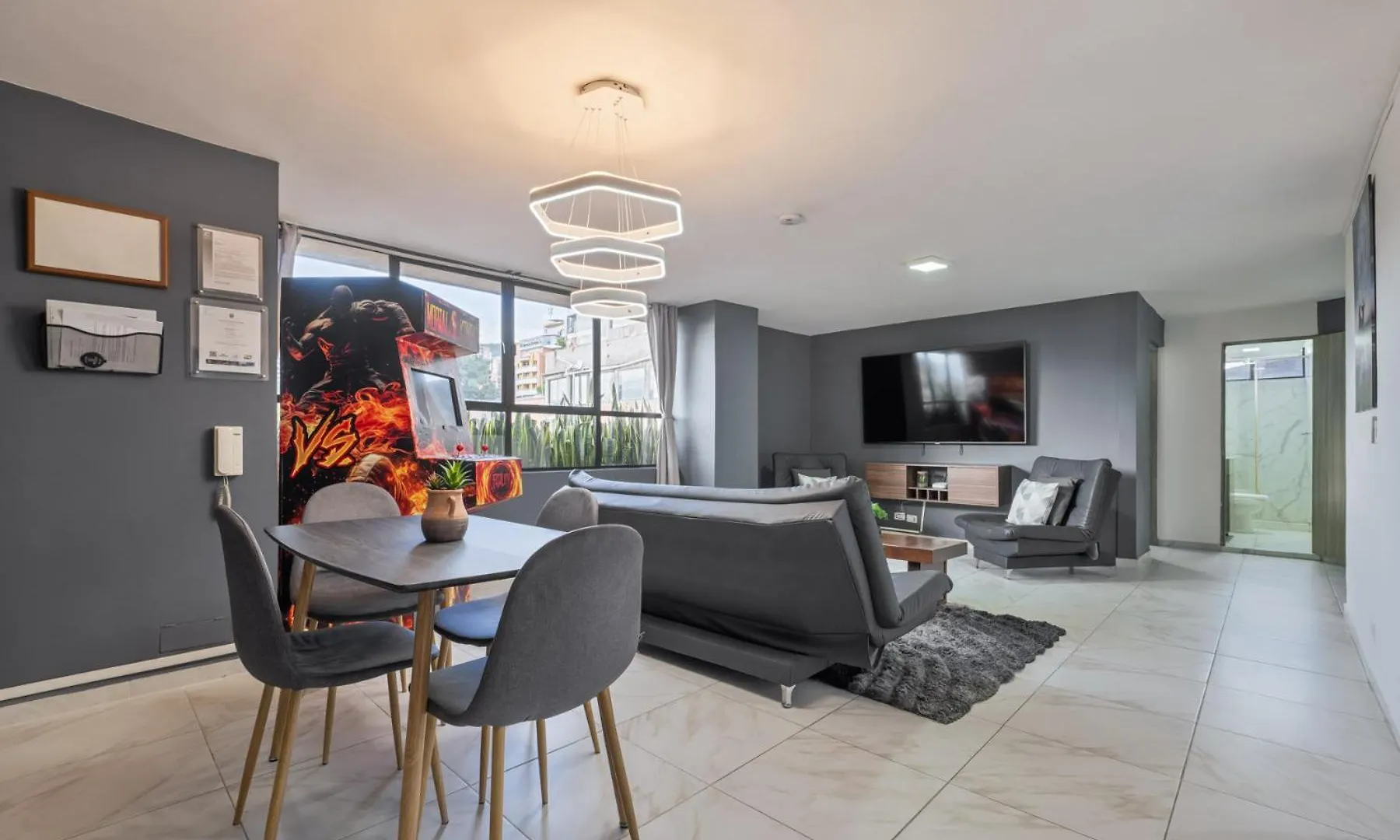 3 Bedroom Apartment, With Arcade Machine - 1 Block From Lleras Park P7 메딜린 아파트